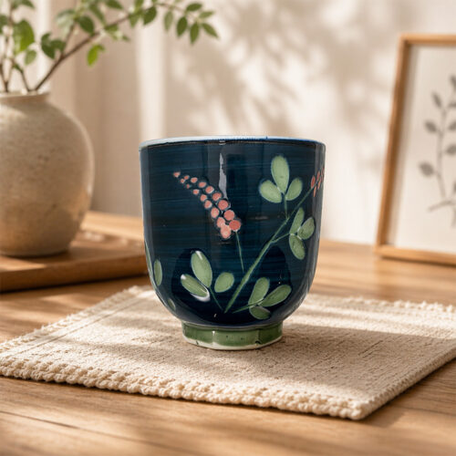 典雅花草深色茶杯