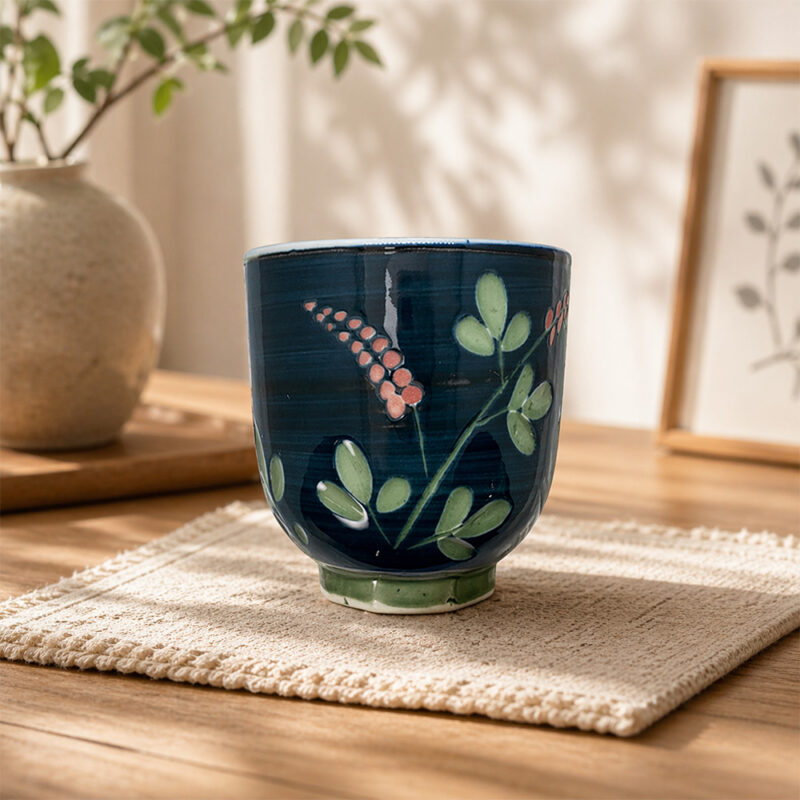 典雅花草深色茶杯